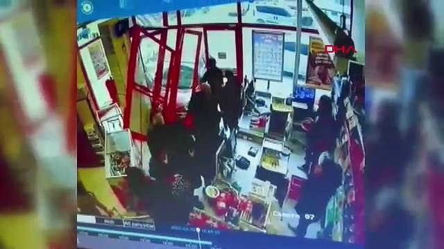 Küçükçekmece’de otomobil markete girdi, sürücünün fren yerine gaza bastığı iddia edildi