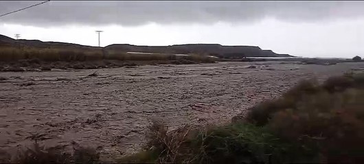 La Rambla de Ramonete, este domingo, a su paso por Lorca, completamente desbordada.