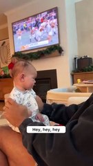 Annesine şirinlikler, gülücükler… Babasına “kaç yaşında adamsın yaptığın hareketlere bak” bakışı 😂