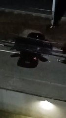 Poste cai após ser atingido por carro em Itapuã