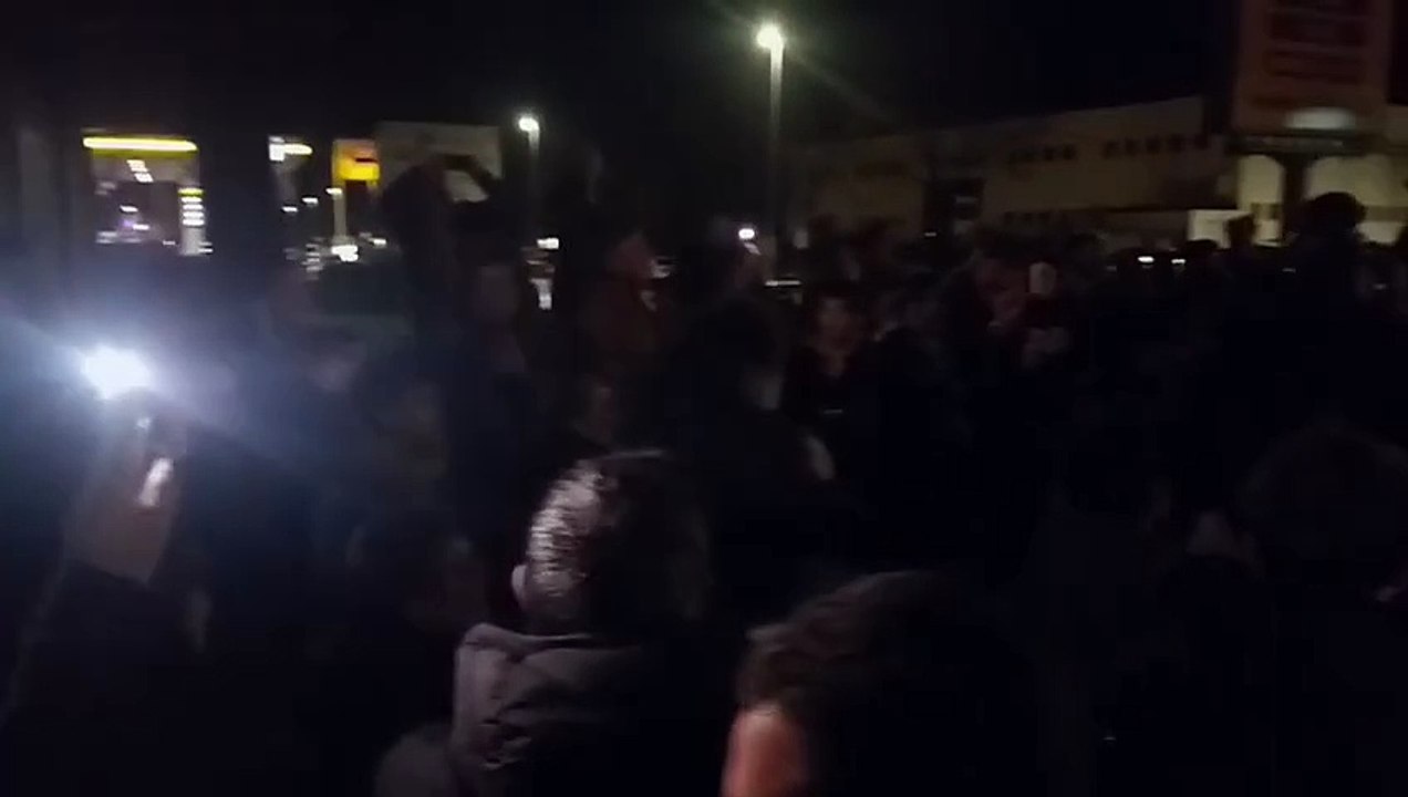 Pistoia Basket, atleti accolti tra cori e applausi da tantissimi tifosi dopo l'impresa a Napoli