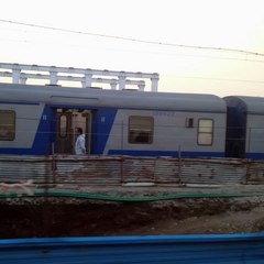 🚂 Watching the train slowly move through the railway station 🚉#DailyCommute