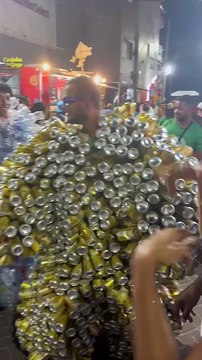 Foliões com fantasias feitas de latinhas e garrafas pets chamam a atenção no Circuito Barra-Ondina; confira