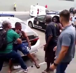 VÍDEO: Garota de programa briga com homem que se recusou a pagar por serviço