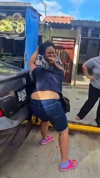 Captan a dos mujeres peleando por el amor de un hombre en La PazCaptan a dos mujeres peleando por el amor de un hombre en La Paz
