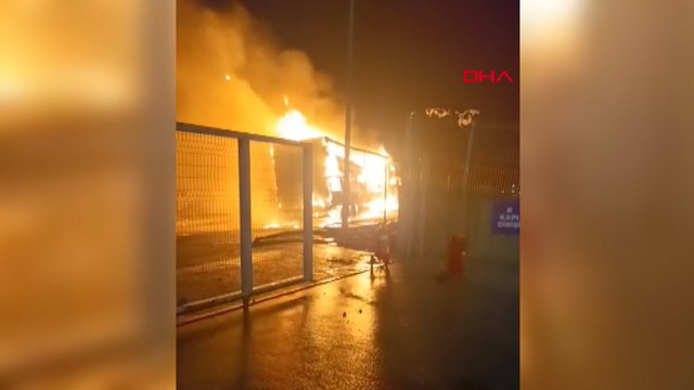 Arnavutköy'de sanayi sitesinde karton koli yüklü TIR alev alev yandı