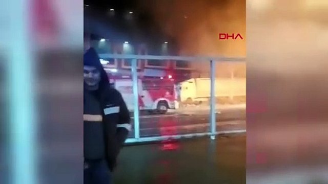 Arnavutköy'de sanayi sitesinde karton koli yüklü TIR alev alev yandı