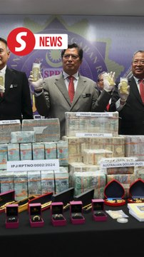 MACC parades monies and gold seized in graft probe linked to former PM