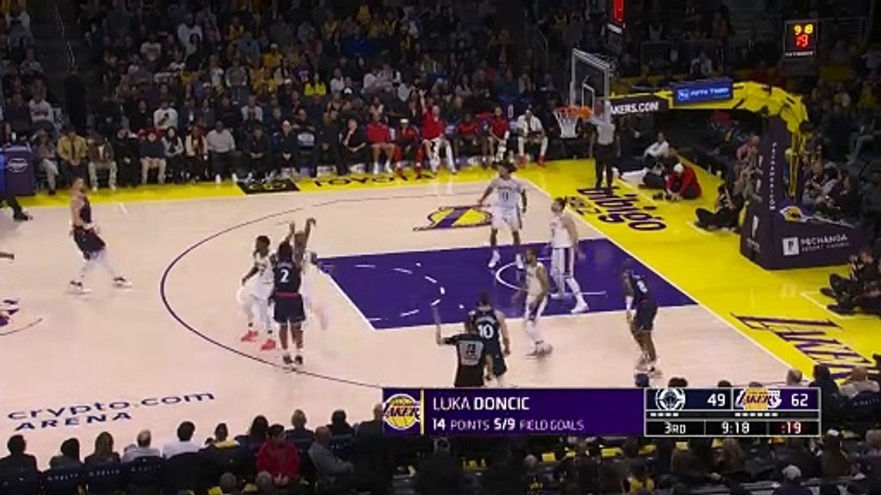 Luka throws insane touchdown pass to LeBron