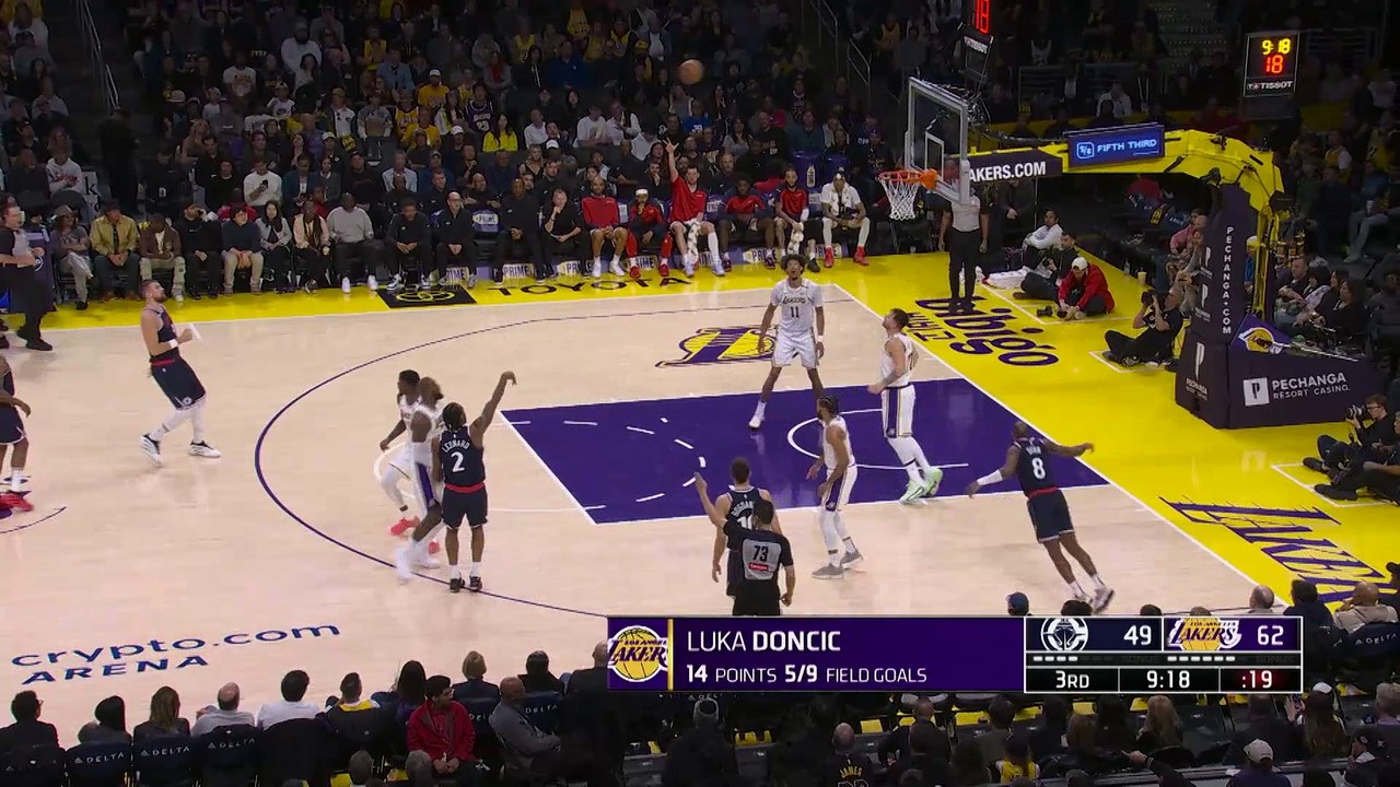 Luka throws insane touchdown pass to LeBron