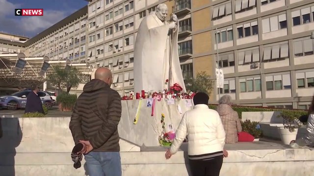 Le pape hospitalisé : les fidèles apportent leur soutien