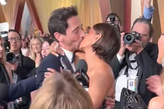 Halle Berry kisses Adrien Brody at The Oscars 2025