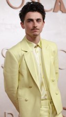 Timothée Chalamet elige un traje amarillo de Givenchy para los Oscar 2025