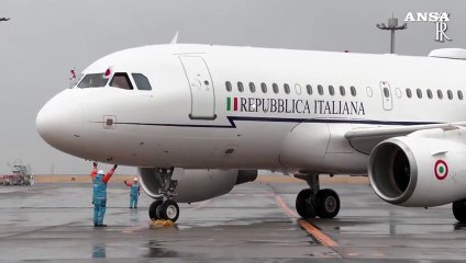 Mattarella a Tokyo, vento forte all'aeroporto