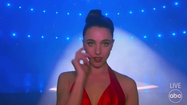 Margaret Qualley presenta el homenaje a James Bond en los Oscars