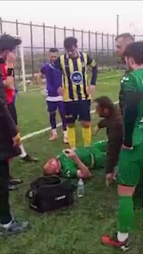 Futbol maçında rakip oyuncu ile çarpışan futbolcu nefessiz kaldı