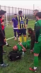 Futbol maçında rakip oyuncu ile çarpışan futbolcu nefessiz kaldı