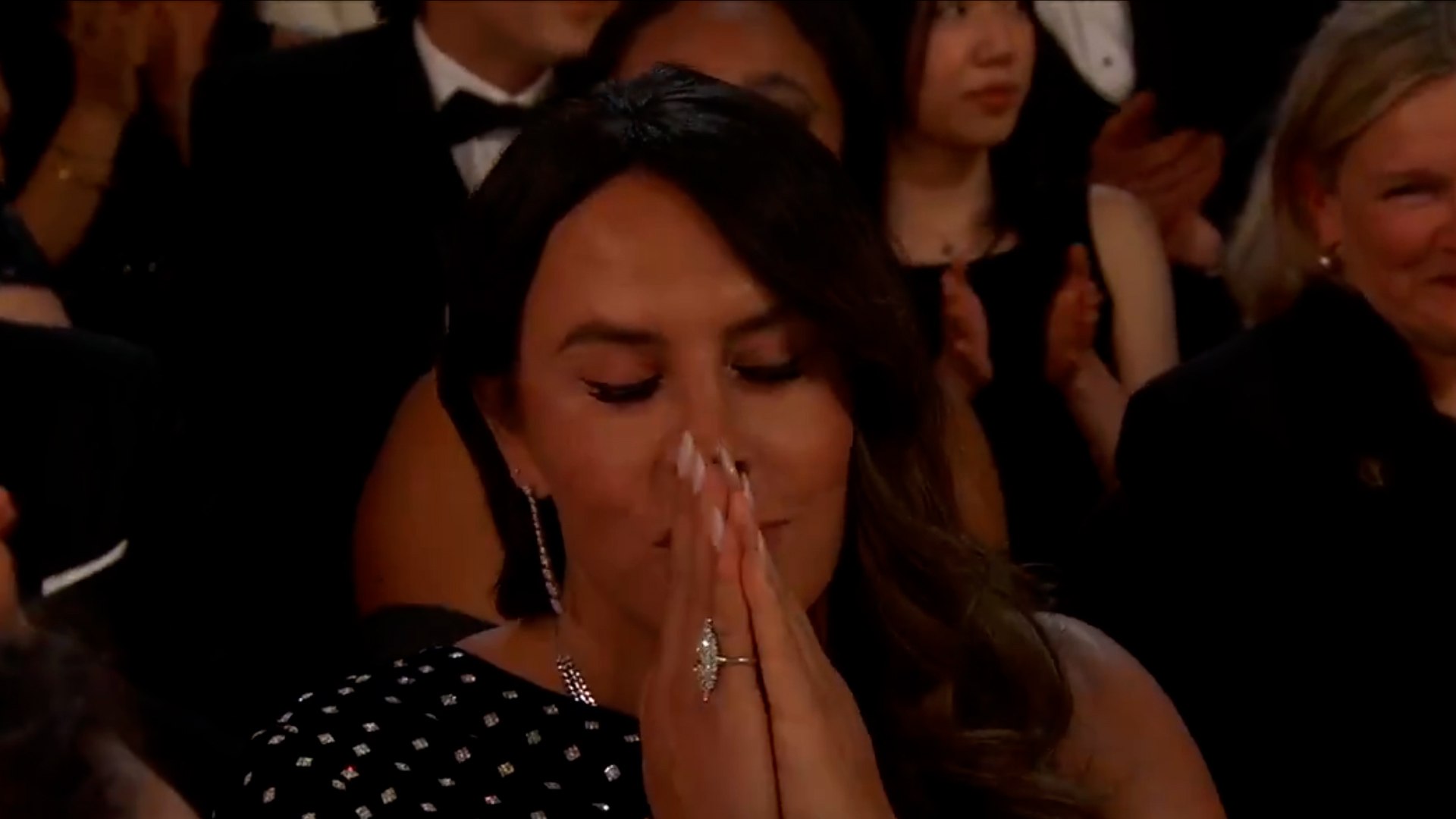 El presentador de los Oscar 2025, Conan O'Brien, se atrevi� a bromear con una pol�mica asistente a la gala: Karla Sof�a Gasc�n. La int�rprete de 'Emilia P�rez', que no dej� verse por la alfombra roja, encaj� bien el sarcasmo del humorista.