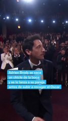 Adrien Brody lanza un chicle antes de recoger el Oscar