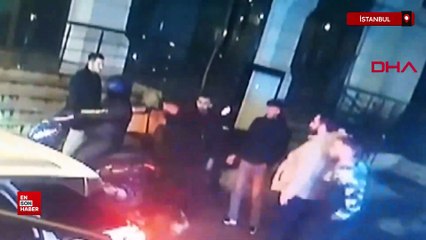 Pendik'te yolda duran kişiye çarpan motokuryenin darbedildiği anlar