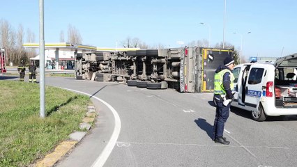 Copparo, camion si rovescia e perde il carico