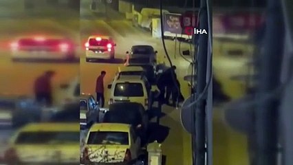 Görüntüler Bursa'dan... Aralarına aldığı kişiyi böyle darp ettiler