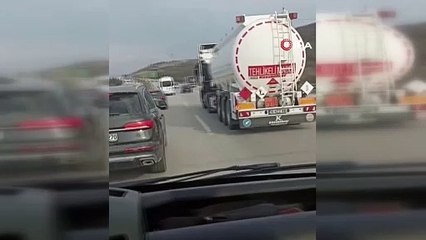 Seyir halinde kavgaya tutuştular! Camı açıp elindekini sürücüye fırlattı!