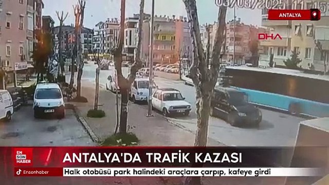 Antalya'da halk otobüsü park halindeki araçlara çarpıp, kafeye girdi