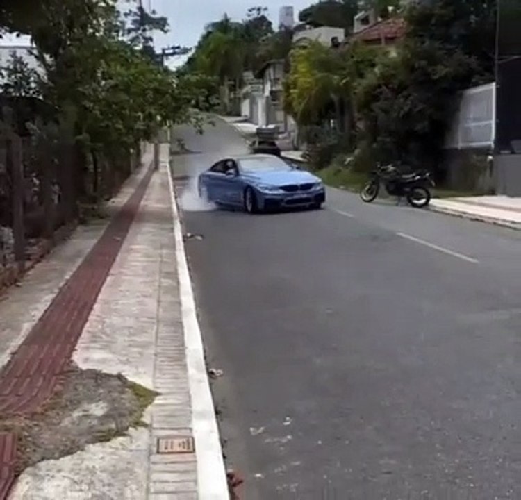 Motorista de BMW tenta dar showzinho em Baneário Camboriú e acaba a pé