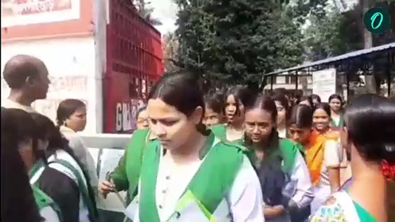 Police carried HS examinee on lap: মানবিক রূপ, পুলিশের কোলে উঠে কেন্দ্রে গেল HS examinee!