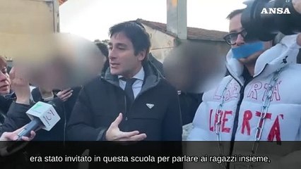 Gallarate, porno-attore "censurato" s'incatena per protesta
