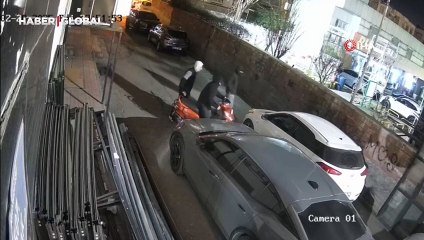 Park halindeki motosikleti böyle çalmışlar: Kamera saniye saniye kaydetti