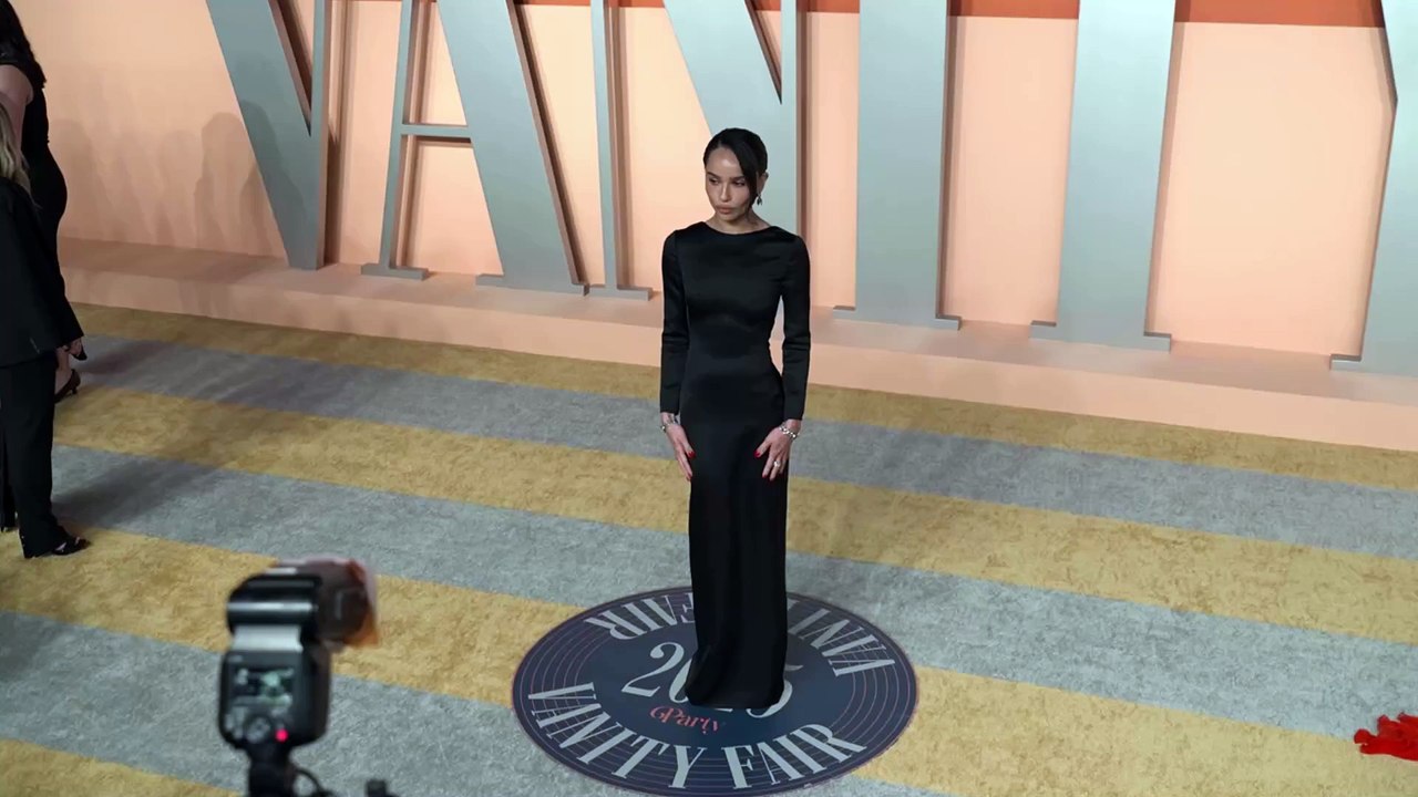 Zoë kravitz zeigt nackten po bei oscar-party