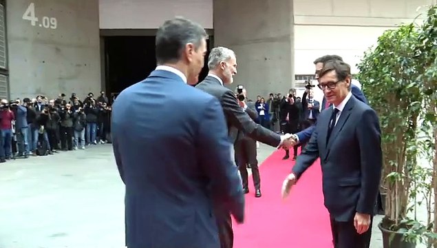 El rey y Pedro Sánchez comparten confidencias durante la inauguración del Mobile World Congress