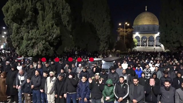 DIJAGA KETAT! Warga Palestina Salat Tarawih di Al-Aqsa