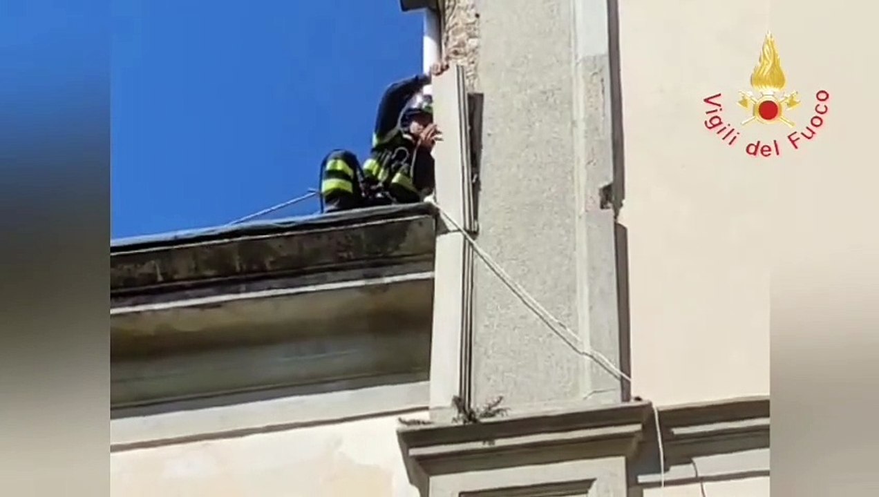 Catanzaro, intonaco e cornicioni del Convitto Galluppi pericolanti: intervengono i Vigili del fuoco