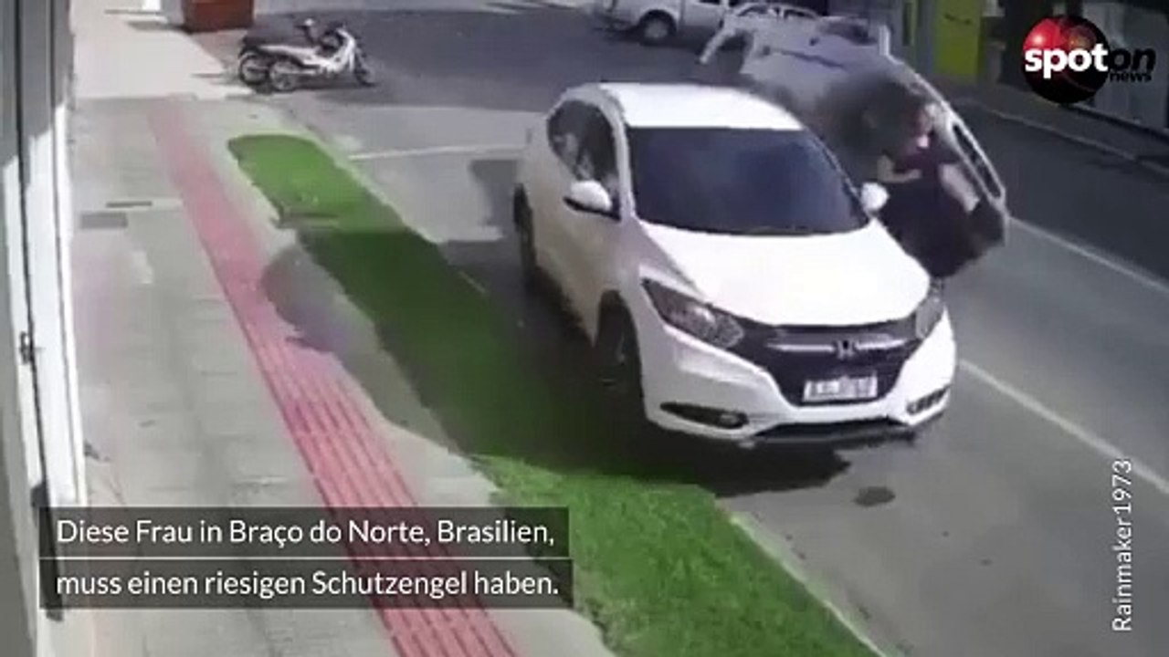 Crash-Auto fliegt haarscharf an Frau vorbei