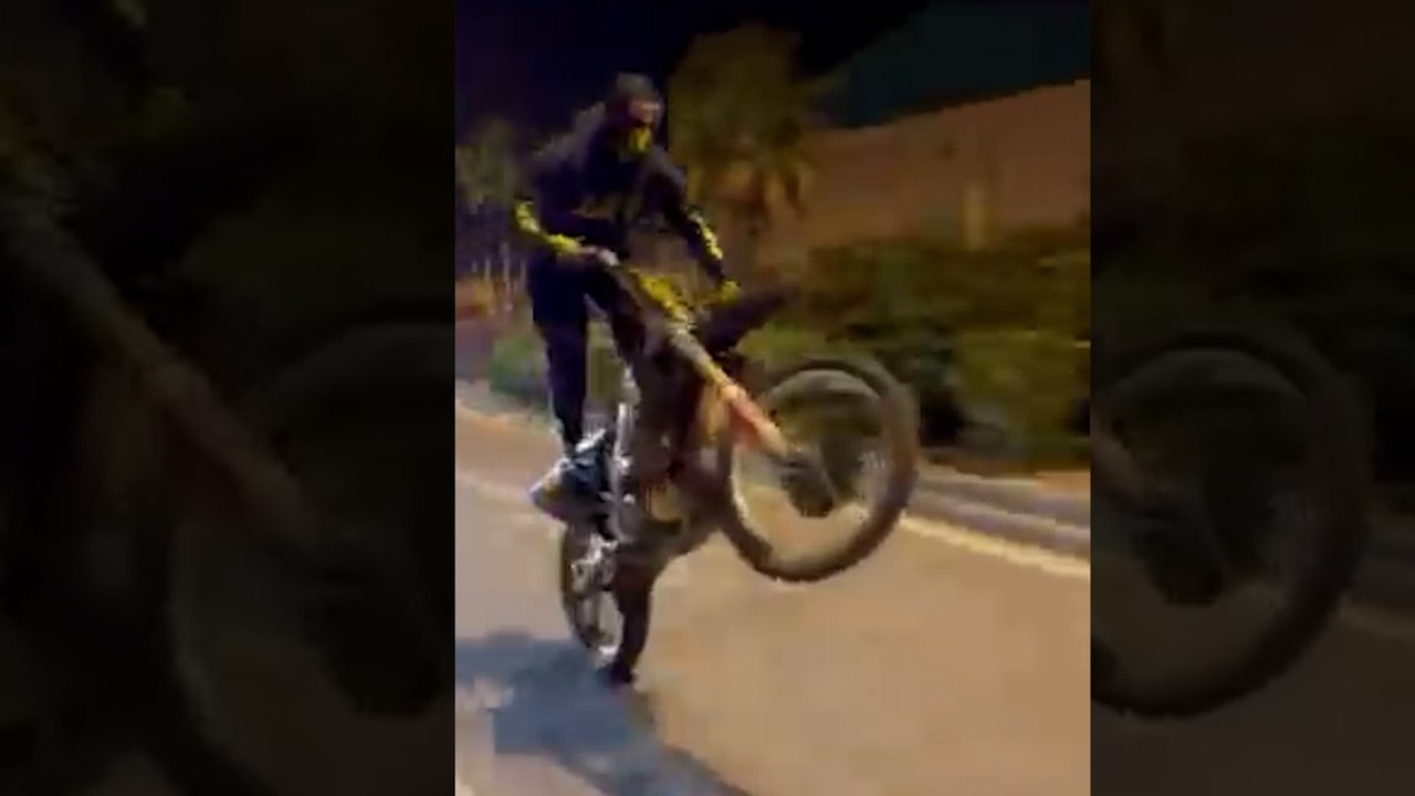 Operación Enjambre: la policía persigue a jóvenes moteros en Málaga que conducen a lo Mad Max