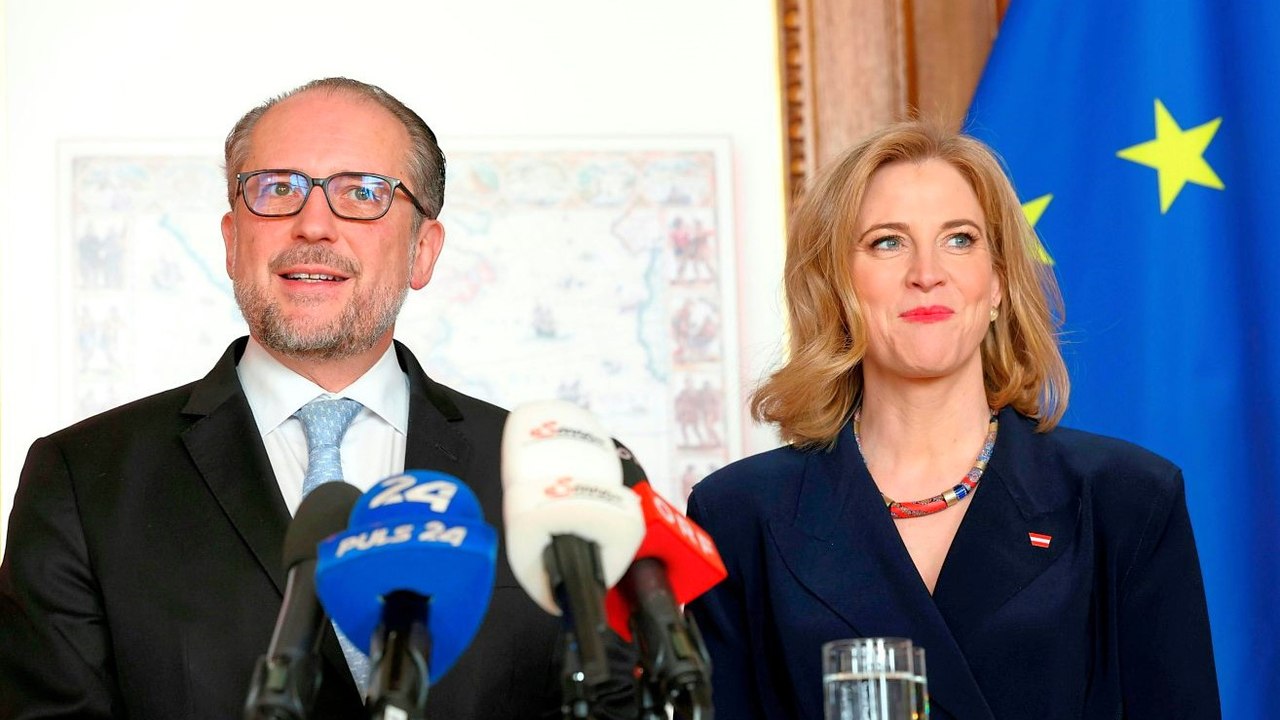 Meinl-Reisinger überreichte Schallenberg zur Amtsübergabe Teamtrikot