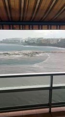 Un coche arrastrado por la lluvia hasta el mar en Telde