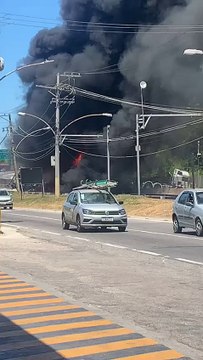 Caminhão-tanque tomba e pega fogo na Dutra