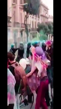 Il corteo di Messina, petardi contro gli agenti. Un poliziotto di stacca e colpisce i manifestanti