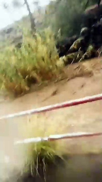 Coches arrastrados por las fuertes lluvias en Canarias