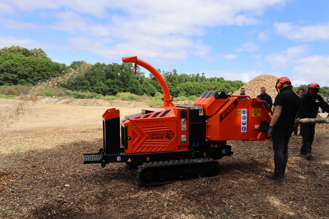 Le broyeur hybride sur chenilles  TW 280HB de Timberwolf en action !