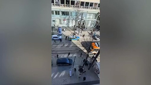 Germania, un'auto si lancia sulla folla, due morti e 11 feriti: il video