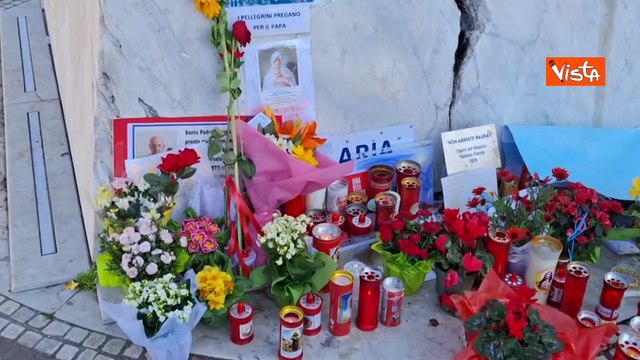 Papa Francesco al Gemelli, lumini, fiori, palloncini e cartelli con auguri di guarigione