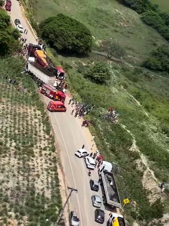 Imagens aéreas mostram acidente entre caminhão e trio elétrico em Alagoas