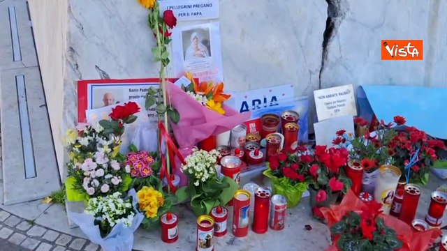 Preghiere per Papa Francesco nel piazzale del Gemelli a Roma