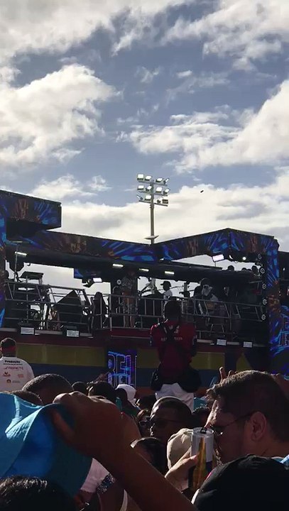 Bloco Camaleão agita foliões no circuito Barra-Ondina