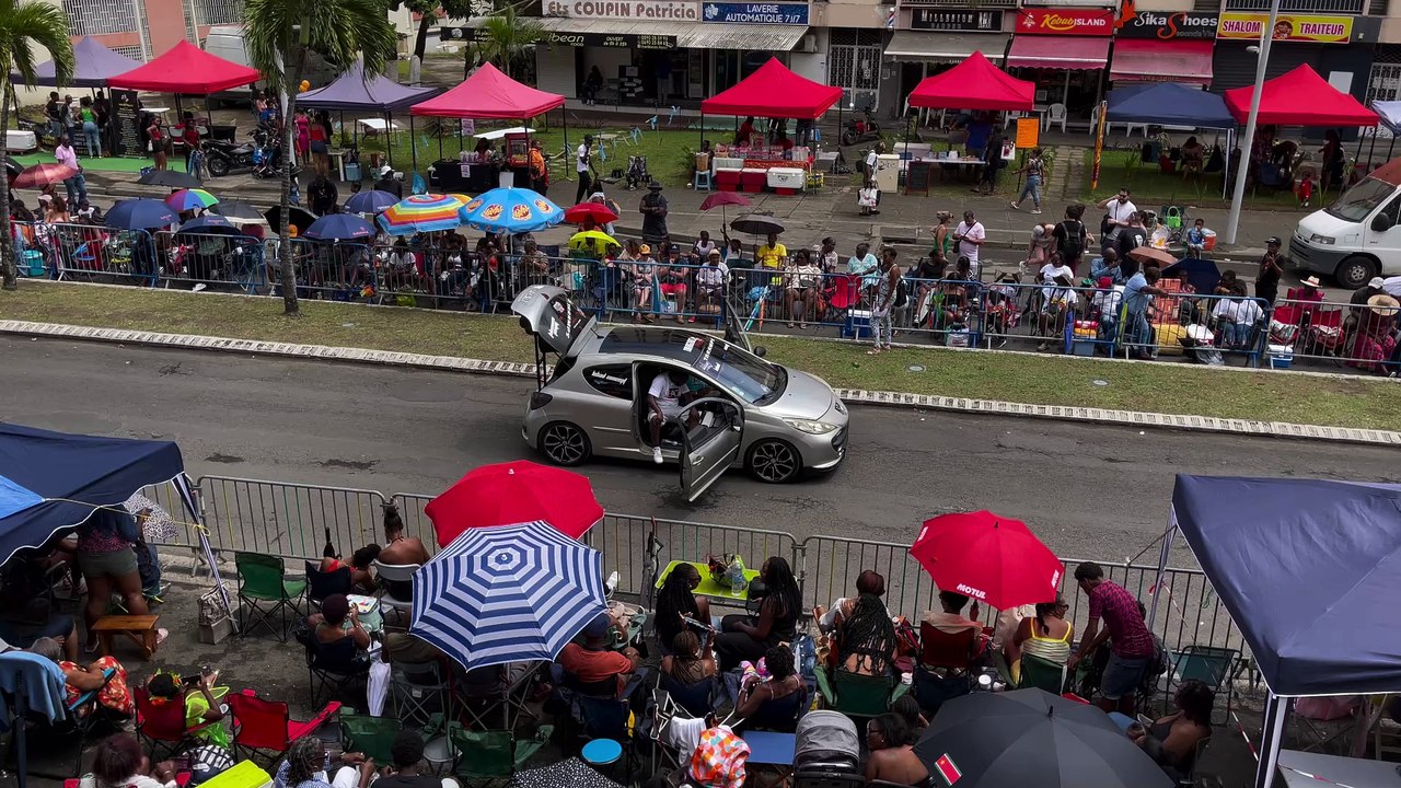 Présence du Chef & Président du Peuple des Kalinago de Guadeloupe à la Parade du Dimanche Gras 02 Mars 2025 Carnaval Pointe-à-Pitre Guadeloupe Groupe Direct Live
